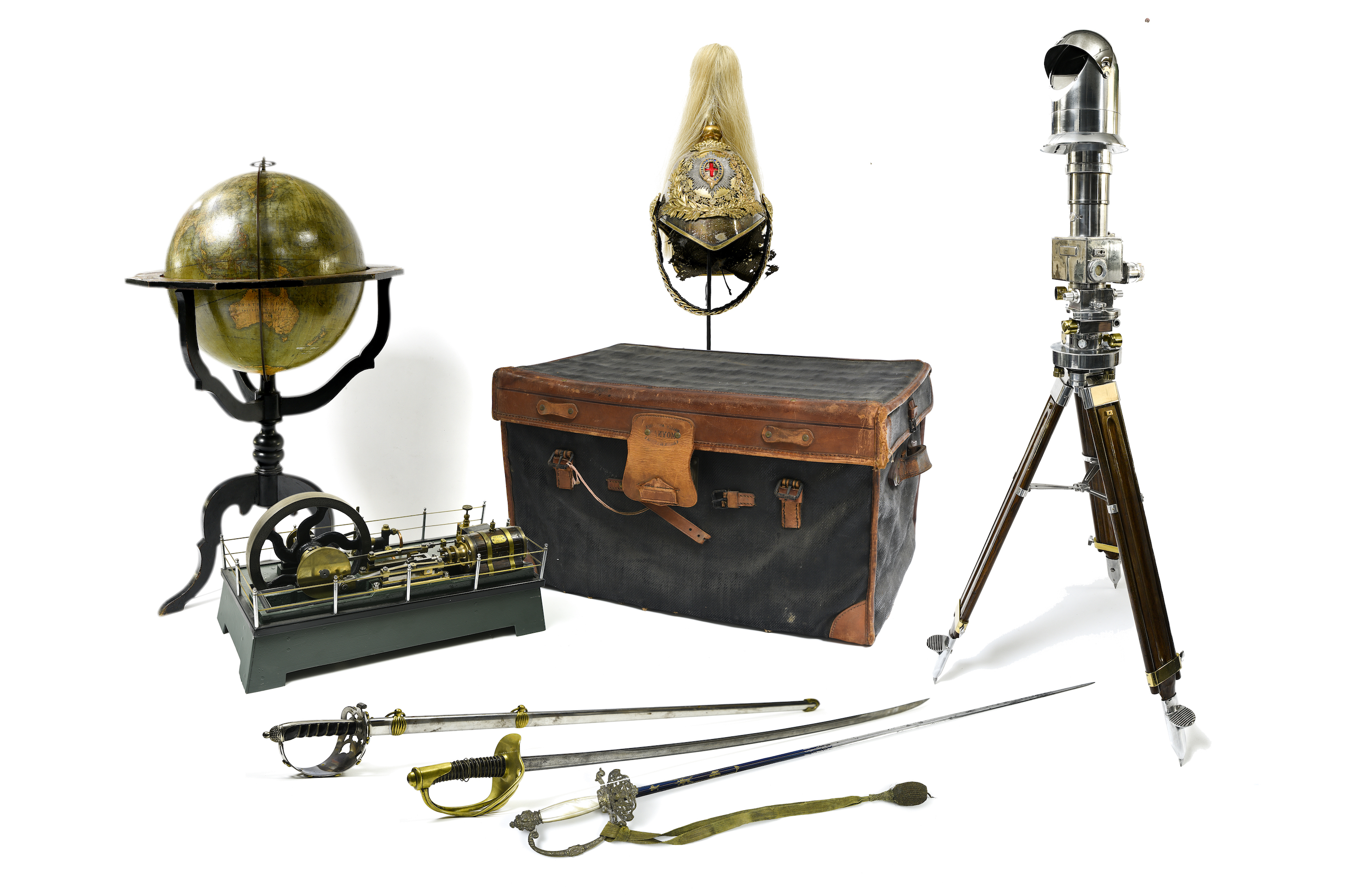 Results : Gentlemen collectors - Memorabilia - antiques weapons - marine objects - silverware